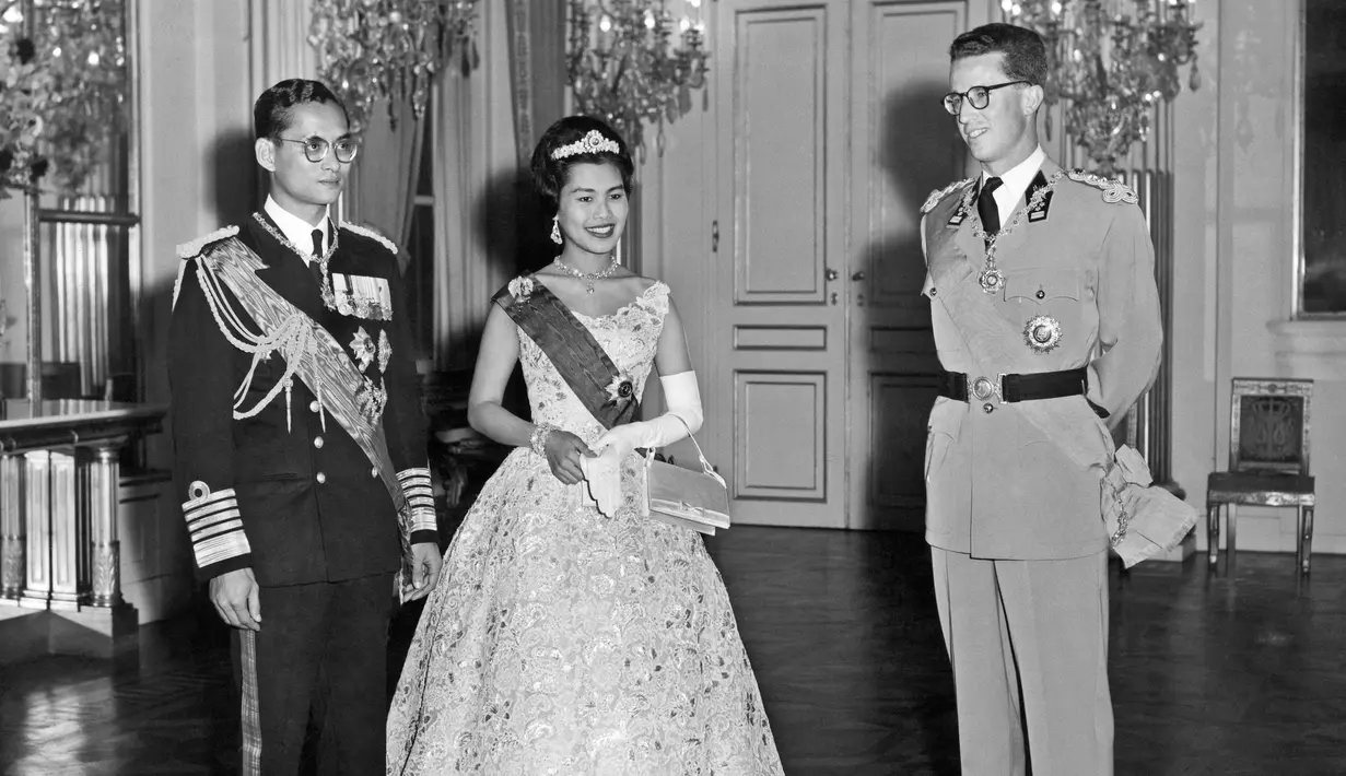 Ki-ka: Raja Thailand Bhumibol Adulyadej, Ratu Sirikit dan Raja Belgia Baudouin I pada Oktober 1960 di Brussels, saat kunjungan resmi mereka ke Belgia. (AFP PHOTO)