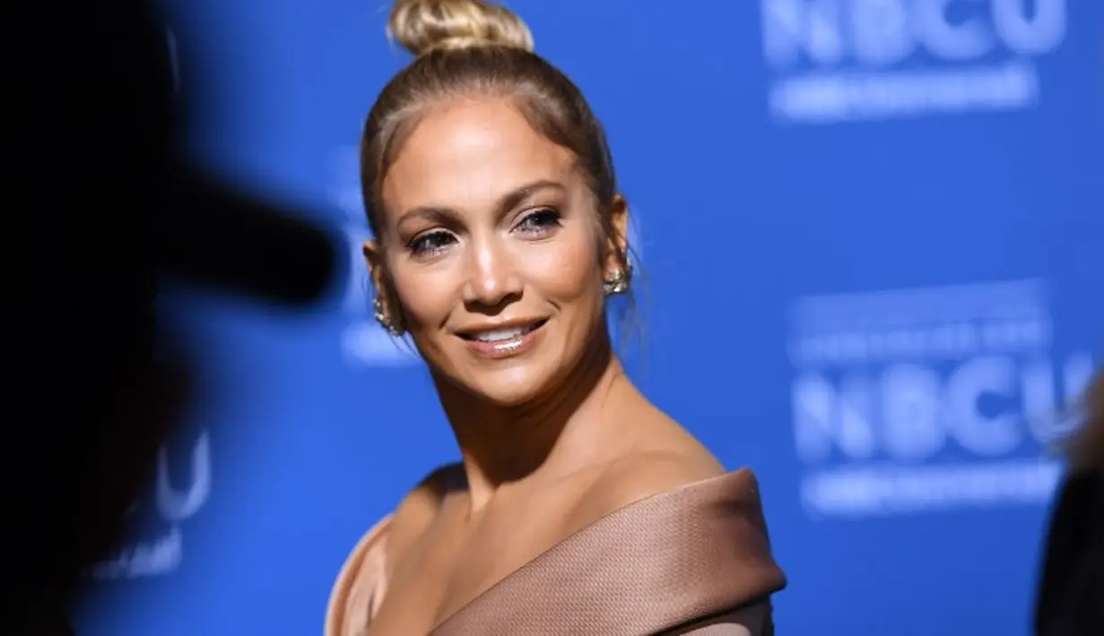 Jennifer Lopez selingkuhi mantan suaminya Chris Judd dengan Ben Affleck pada 2003 lalu. (ANGELA WEISS / AFP)