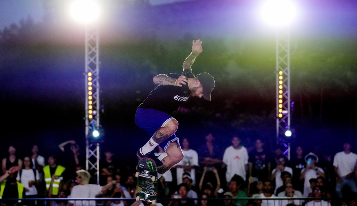 Skater asal Prancis Aurelien Giraud saat beraksi pada ajang Kejuaraan Dunia Skateboard Jalanan di Roma, Sabtu (2/7/2022). (AP/Andrew Medichini)