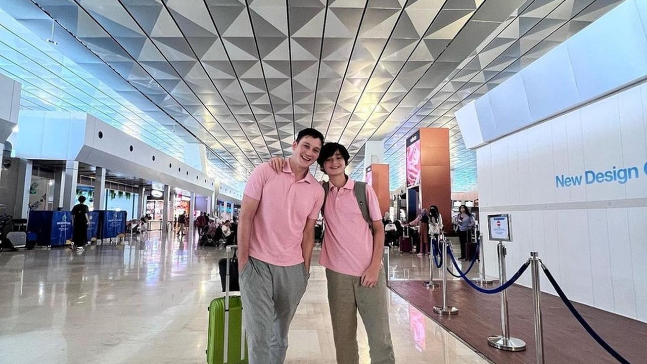 Kenzou juga sudah hampir menyamai tinggi ayahnya, Mike Lewis.