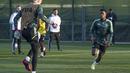 Penyerang Real Madrid asal Brasil Vinicius Junior (kanan) menghadiri sesi latihan jelang kontra Al-Ahly pada babak semifinal Piala Dunia Antarklub, di Rabat, Maroko, Selasa (7/2/2023). Selain itu, Ini akan menjadi pertemuan perdana untuk kedua tim tersebut. (Photo by AFP)