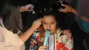 Raisa di-make up sebelum memulai latihan terakhir jelang konser tungal perdananya "Pemeran Utama", di kawasan Fatmawati, Jakarta, Rabu (20/5/2015). Dalam konser tersebut akan digelar pada 24 Mei mendatang. (Liputan6.com/Panji Diksana)