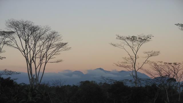 Senja di Gunung Curunumbeng