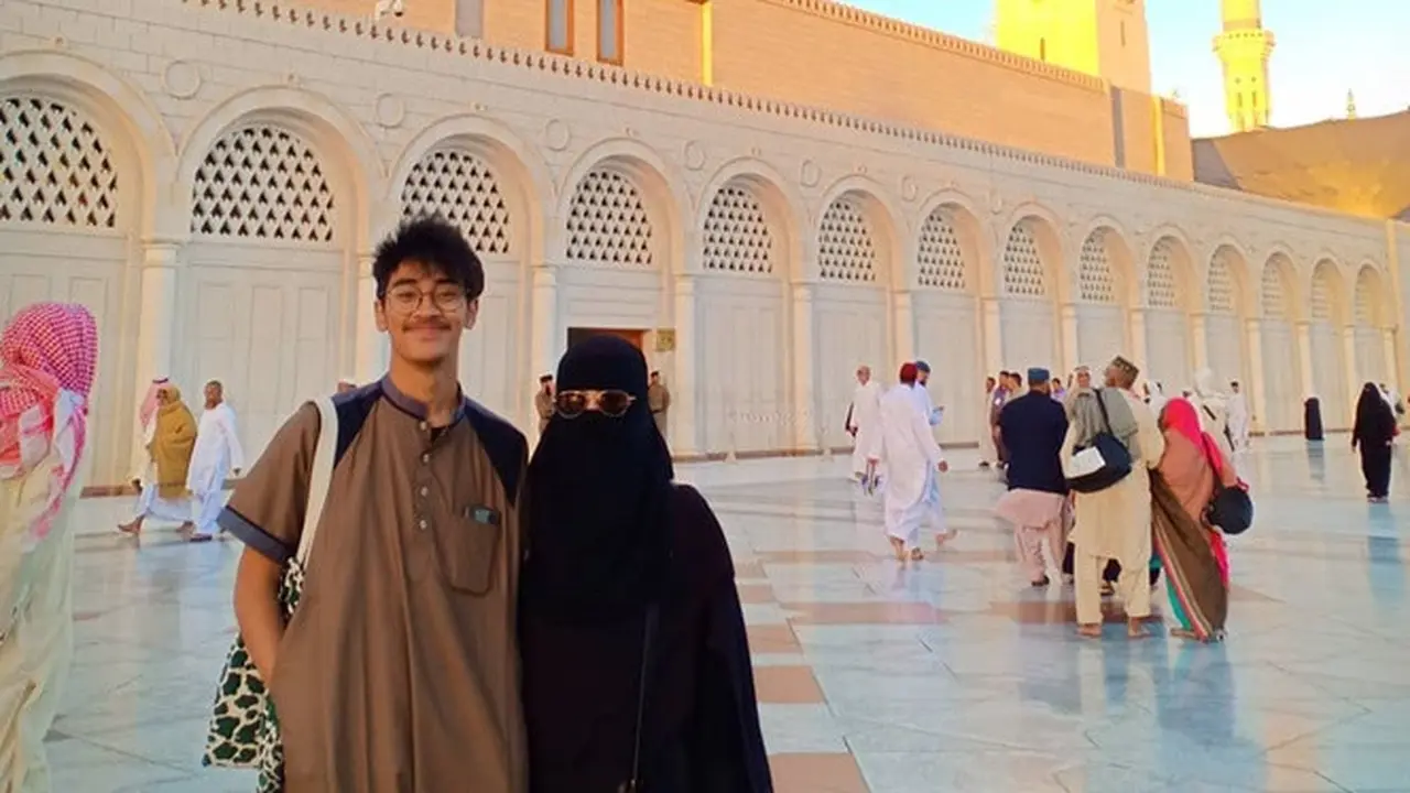 5 Potret Kedekatan Abidzar dengan Umi Pipik, Selalu Mesra