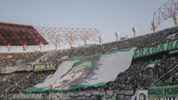 Bonek saat memberikan dukungan kepada tim kesayangan Persebaya. (Foto: persebaya.id)