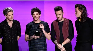 One Direction pun berhasil memenangkan trofi mengalahkan Walk The Moon dan Maroon 5 untuk kategori nominasi  Band, Duo atau Grup Pop Rock Favorite serta memenangkan trofi dalam kategori Artist Of The Year 2015.