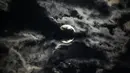 The Supermoon menyinari awan di Srinagar, Kashmir yang dikuasai India, Senin malam (3/7/2023). Nama lain yang biasanya dipakai untuk menyebut bulan purnama di bulan Juli adalah Thunder Moon, Hay Moon, Salmon Moon, dan Raspberry Moon. (AP Photo/Mukhtar Khan)