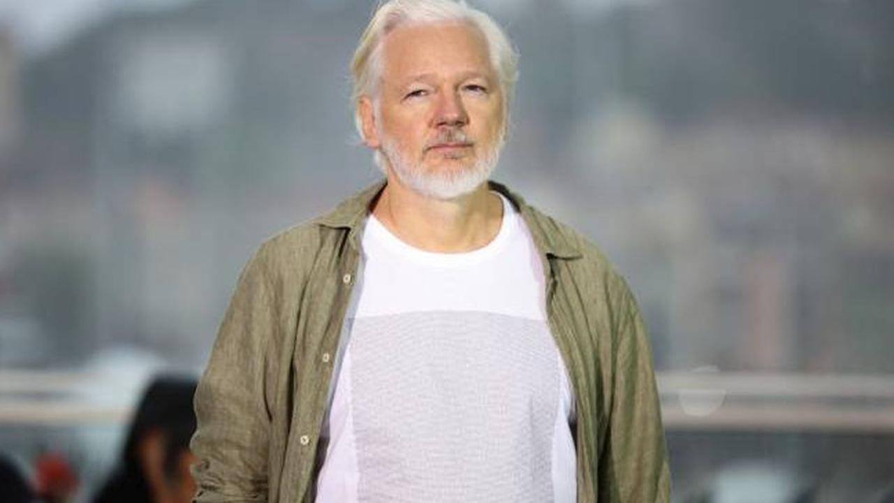 Hadir di Festival Film Cannes, Julian Assange Pakai Kaos Bertuliskan Nama 4.986 Anak Palestina yang Dibunuh Israel