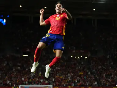 Pemain Spanyol, Martin Zubimendi melakukan selebrasi setelah mencetak gol kemenangan timnya ke gawang Denmark pada laga lanjutan UEFA Nations League di Nueva Condomina Stadium, Murcia, Spanyol, Minggu (13/10/2024) dini hari WIB. (AP Photo/Jose Breton)