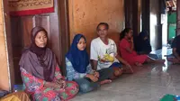 Keluarga almarhumah Wasri TKI asal Kluwut, Bulakamba, Brebes, yang meninggal dunia di Malaysia. (Liputan6.com/Fajar Eko Nugroho)