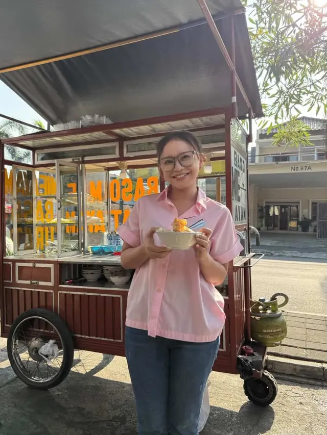 Gaya Rossa saat Jajan di Kaki Lima, Ajak Netizen Dukung UMKM Lokal
