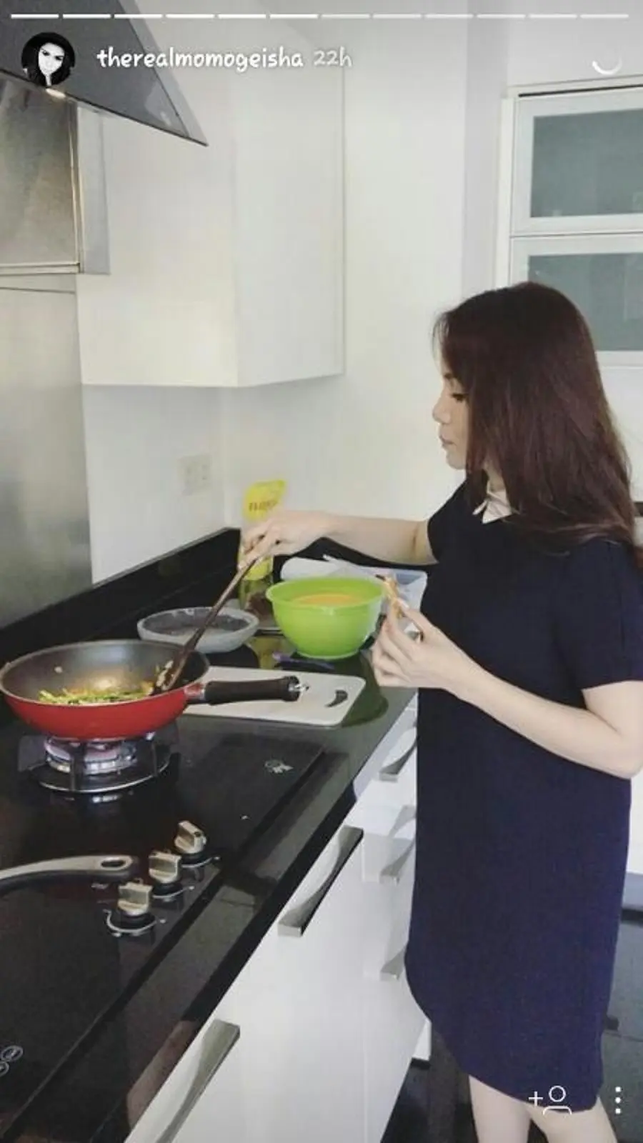 Momo Geisha memasak untuk sang suami. (Instagram/therealmomogeisha)
