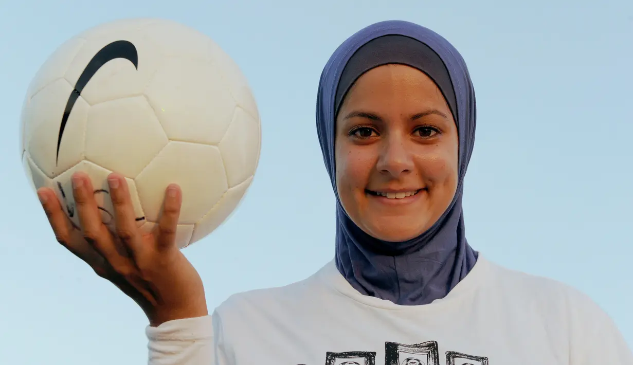 Assmaah Helal adalah pesepak bola wanita Australia yang pernah bermain di Timnas Wanita Australia. Pemain yang berposisi sebagai bek ini sekarang bermain di klub UNSW Eastern Lions yang berkompetisi di Liga Super Wanita Australia. (AFP/Torsten Blackwood)