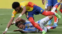 Winger Kolombia Luis Diaz berjibaku sampai jatuh bangun saat menyerang ke pertahanan Argentina pada laga kualifikasi Piala Dunia 2026 zona CONMEBOL di stadion Metropolitano (AP)