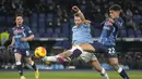 Penyerang Lazio, Ciro Immobile (kiri) berebut bola dengan gelandang Napoli, Giovanni Di Lorenzo pada pertandingan Liga Serie A Italia di stadion Olimpiade Roma, Senin (28/2/2022). Dengan kemenangan ini, Napoli berhasil memuncaki klasemen sementara dengan 57 poin. (AP Photo/Gregorio Borgia)