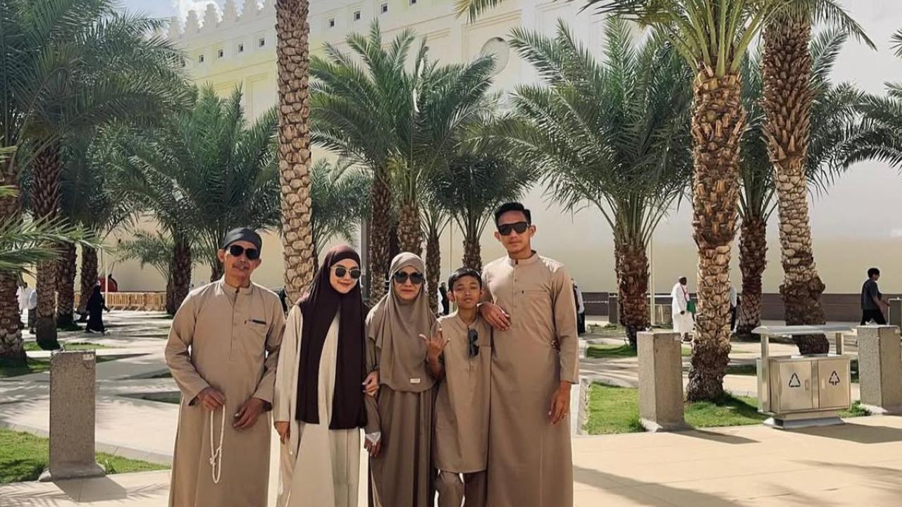 7 Potret Rizky Ridho Bintang Timnas Indonesia Umroh Bareng Keluarga, Ini Momen Spesialnya