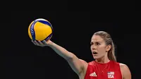 Andrea Drews dari Amerika Serikat melakukan servis dalam pertandingan menghadapi Turki pada penyisihan Grup B bola voli Olimpiade Tokyo 2020 di Ariake Arena, Tokyo, Jepang, 29 Juli 2021. (ANGELA WEISS / AFP)