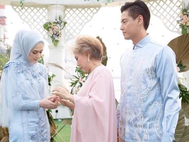 Momen pertunangan Cut Meyriska dan Roger Danuarta pun berlangsung penuh bahagia. (Liputan6.com/IG/@dierabachir)