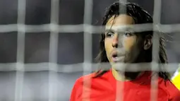 Manchester United's Argentinian forward Carlos Tevez waits for a corner during the League cup semi final first leg football matchagainst Derby County at Pride Park, Derby, on January 7, 2009. AFP PHOTO/ANDREW YATES.