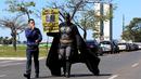 Seorang aktivis mengenakan kostum superhero Batman turun ke jalan memprotes Presiden Brasil Dilma Rousseff di Gedung Kongres Nasional, Brasil (27/5/2015). Aktivis ini menuntut keadilan terkait kebijakan pemotongan anggaran. (REUTERS/Adriano Machado)