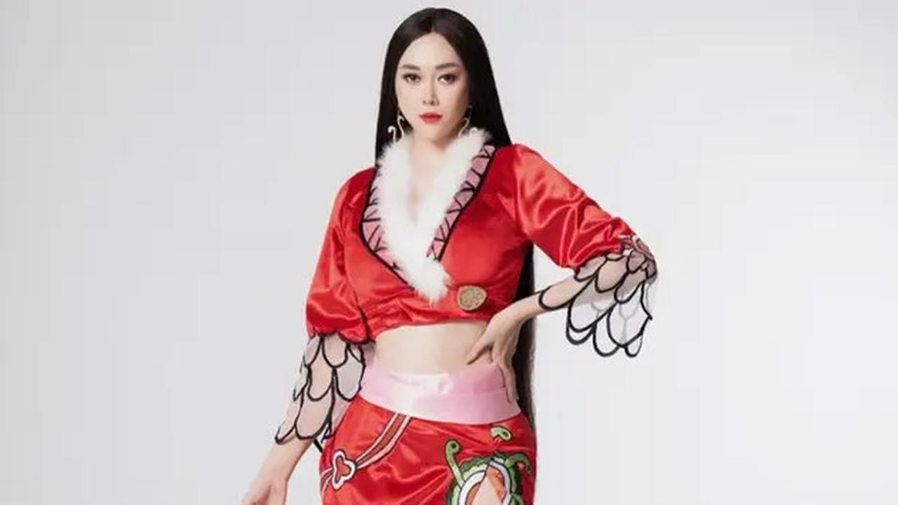 Aura Kasih kembali memukau dengan cosplay Boa Hancock.