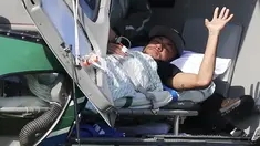 Bintang Brasil Neymar meninggalkan markas latihan timnya di Terespolis dengan menumpang helikopter, Sabtu (5/7/14). (REUTERS/Stringer)