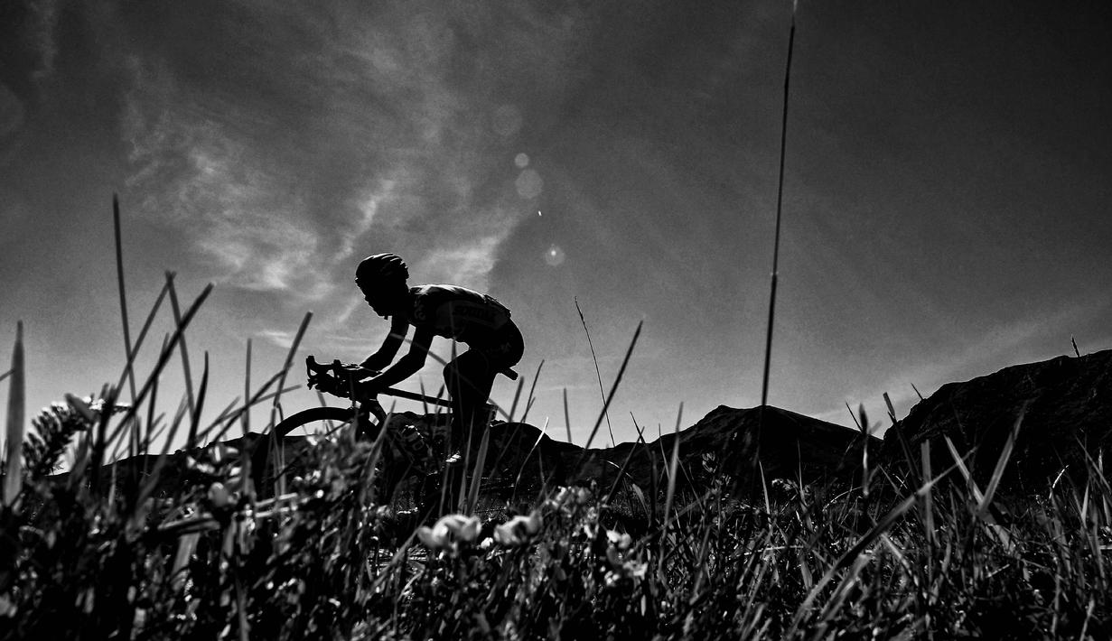 Pebalap Belgia, Thomas De Gendt melintasi jalur pegunungan pada etape kelima Tour de France, (6/7/2016), Etape ini melewati Limoges dan Le Lioran. (AFP/Jeff Pachoud)