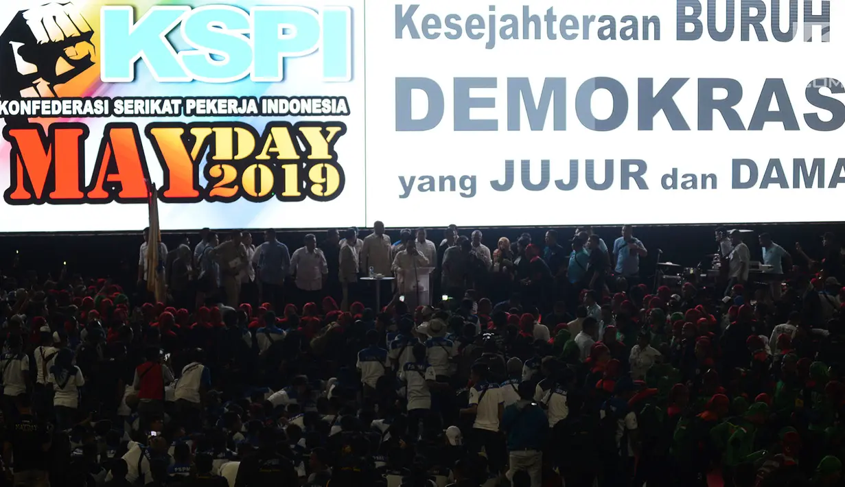 Capres nomor urut 02 Prabowo Subianto menyampaikan pidato politiknya pada perayaan Hari Buruh 2019 di Tennis Indoor Senayan, Jakarta, Rabu (1/5/2019). Aksi peringatan May Day yang digelar KSPI itu untuk menyuarakan kesejahteraan buruh serta demokrasi jujur dan damai. (merdeka.com/Imam Buhori)