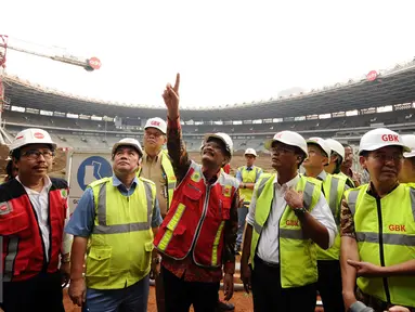 Wakil Gubernur DKI Jakarta, Djarot Saiful Hidayat (tengah) menunjuk ke atas saat meninjau perkembangan renovasi Stadion GBK Jakarta, Selasa (18/10). Pengerjaan renovasi Stadion GBK ditargetkan selesai Oktober 2017. (Liputan6.com/Helmi Fithriansyah)