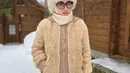 Syahrini nampak kenakan busana berlapis dengan luaran knitted cardigan dan celana putih [@princessyahrini]