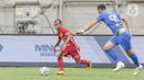 Pesepak bola Persija Jakarta Riko Simanjuntak (kiri) berusaha melewati pesepak bola Chonburi FC pada laga persahabatan dalam rangka peresmian Stadion Jakarta International Stadium (JIS) di Jakarta, Minggu (24/7/2022). Pertandingan berakhir imbang dengan skor 3-3. (Liputan6.com/Herman Zakharia)