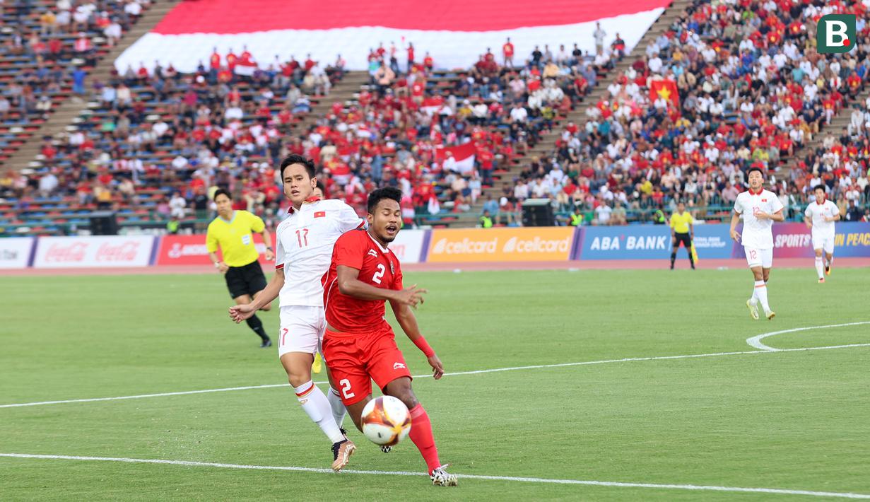 <p>Pemain Timnas Indonesia U-22, Amiruddin Bagas Kaffa (kanan) berebut bola dengan pemain Timnas Vietnam U-22, Minh Trong Vo pada laga semifinal sepak bola SEA Games 2023 di Olympic Stadium, Phnom Penh, Kamboja, Sabtu (13/05/2023). (Bola.com/Abdul Aziz)</p>
