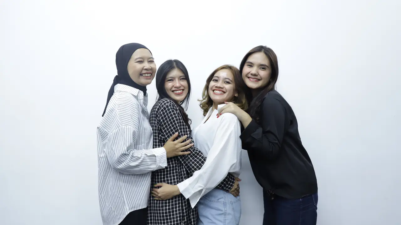wanita november sahabat teman