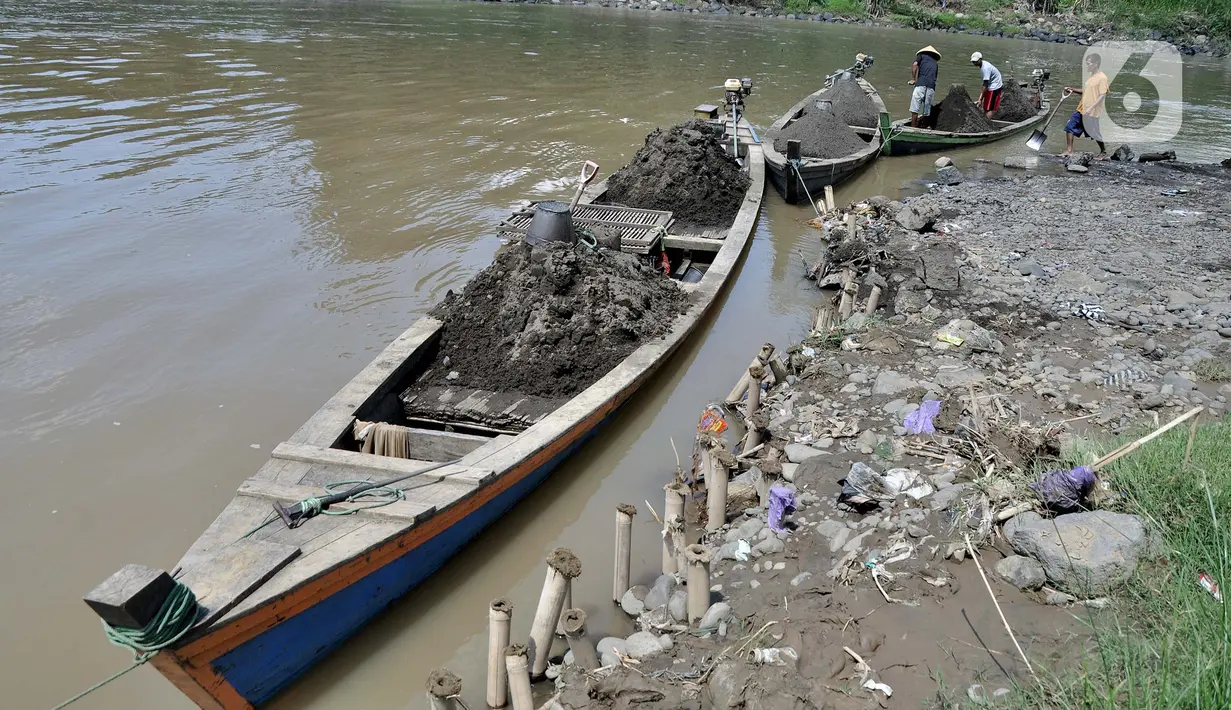 Aktivitas penambang saat bongkar muat pasir dari perahu di Sungai Klawing, Desa Toyarejo, Purbalingga, Jawa Tengah, Minggu (15/5/2022). Aktivitas penambang pasir di Sungai Klawing sudah ada sejak puluhan tahun lalu dengan menggunakan perahu dan dikerjakaan masih secara tradisional. (merdeka.com/Iqbal S Nugroho)
