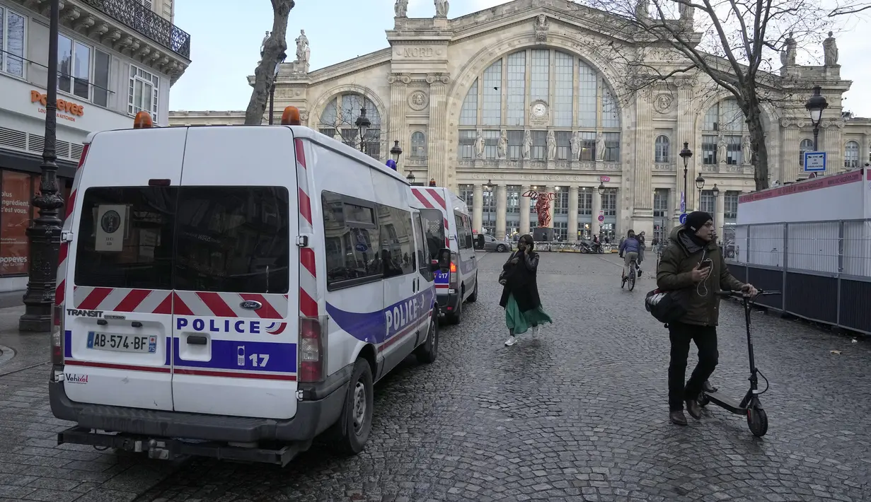 Mobil polisi parkir di luar stasiun kereta Gare du Nord, Paris, Rabu (11/1/2023). Saat ini otoritas Prancis tetap menerapkan siaga keamanan tinggi, terutama di Paris. Hal tersebut guna mengantisipasi potensi-potensi serangan yang tak terduga. (AP Photo/Michel Euler)
