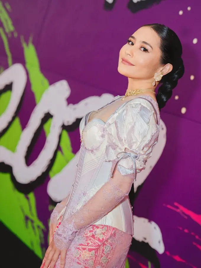 Prilly Latuconsina Tampil Youthful dan Anggun Berkebaya di FFI 2022, Parasnya Disebut Mirip Kylie Jenner