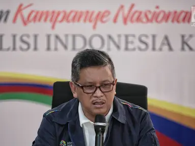 Sekretaris Tim Kampanye Nasional (TKN) Hasto Kristiyanto memberikan keterangan di Posko Cemara, Jakarta, Minggu (30/12). Dalam keteranganya Hasto menjelaskan isu-isu dan refleksi akhir tahun 2018. (Liputan6.com/Faizal Fanani)