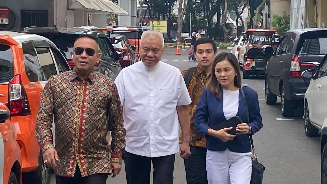 Saat diberondong sejumlah pertanyaan, Alex dan penasihat hukum dengan santai menanggapinya.<br>