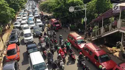 Kendaraan terjebak kemacetan saat melintas di kawasan Tanjung Barat, Jakarta Selatan, Senin (1/1). Tingginya volume kendaraan menyebabkan Jakarta tetap mengalami kemacetan meskipun pada saat libur Tahun Baru. (Liputan6.com/Immanuel Antonius)