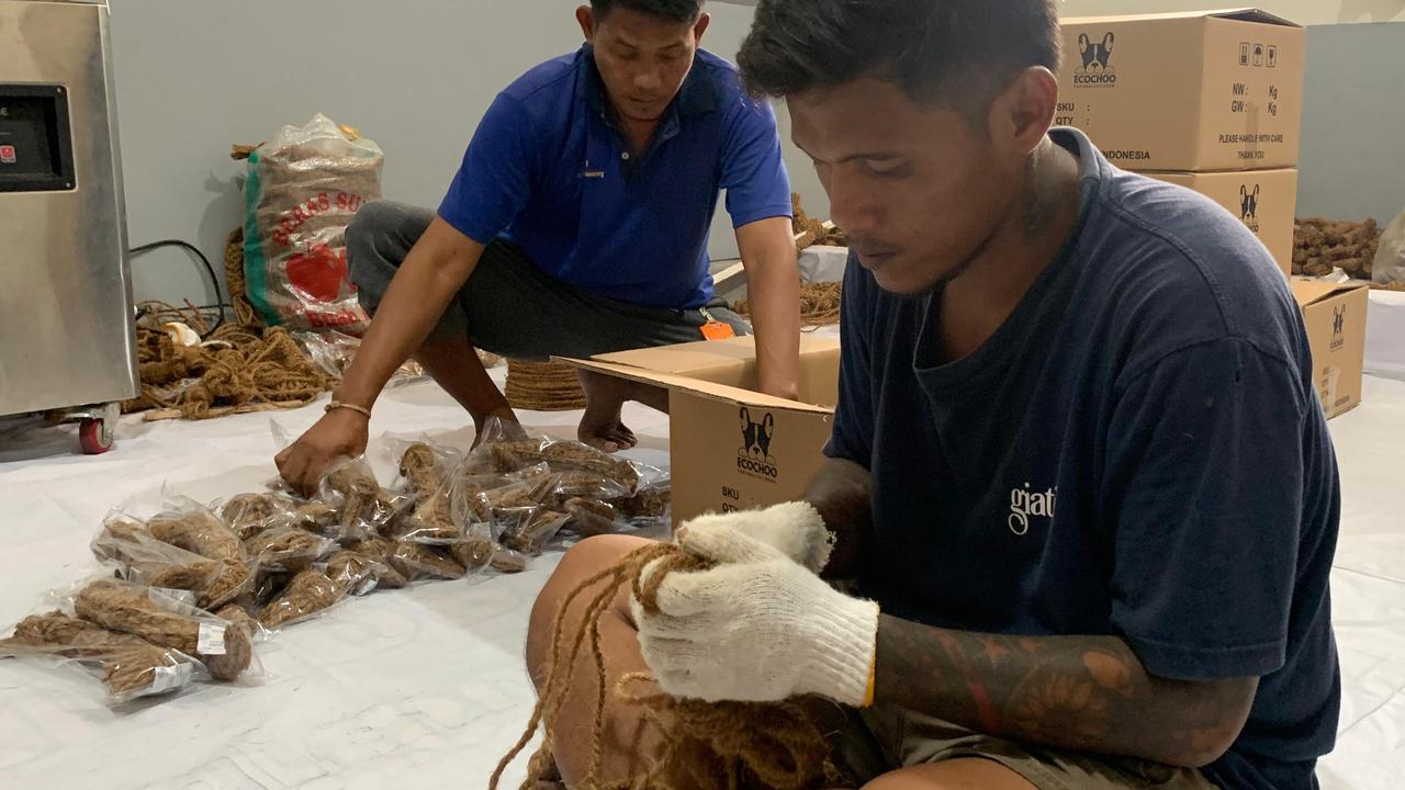 Napi Lapas Kedungpane Semarang Ubah Serabut Kelapa Jadi Hewan Mainan