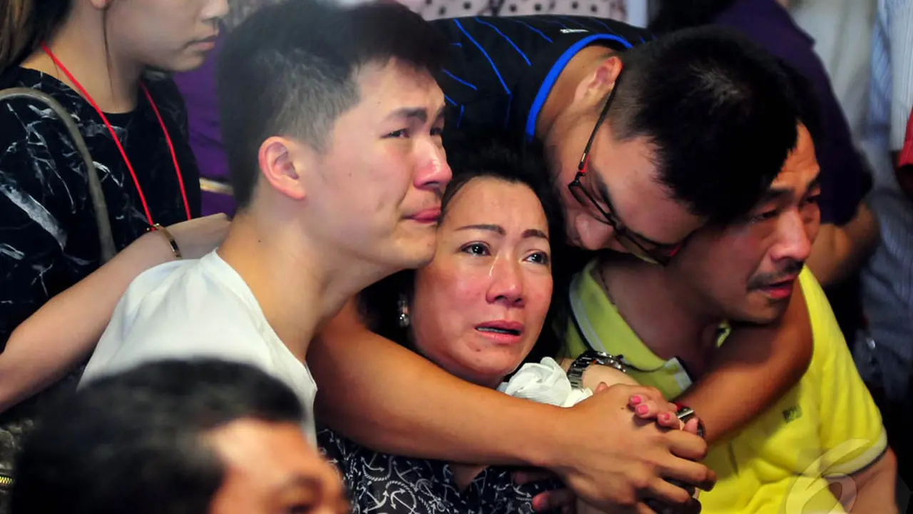 Haru Selimuti Posko Crisis Centre Keluarga Penumpang AirAsia