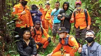 Tim Basarnas Manado saat menemukan dan mengevakuasi warga yang tersesat di area pertambangan emas.