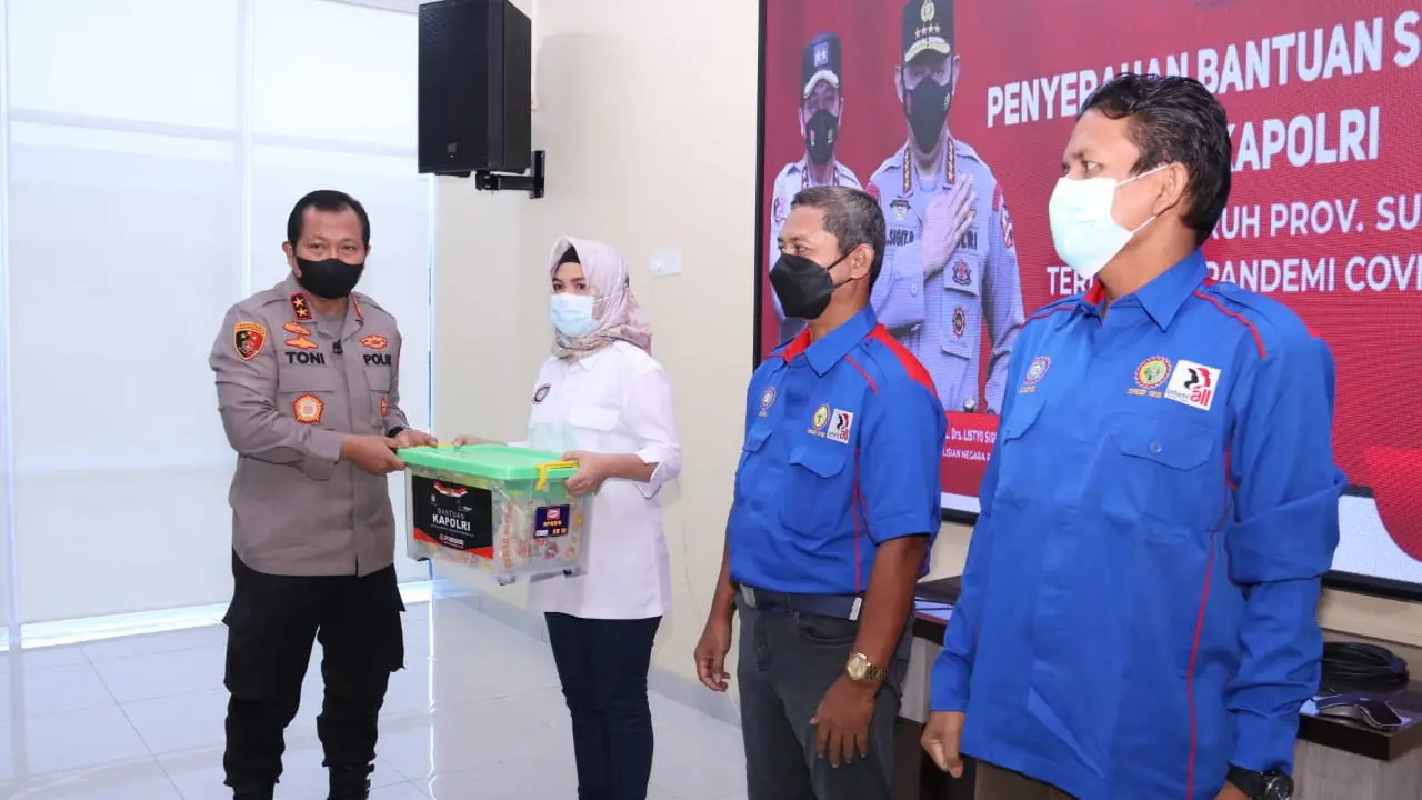 Ribuan paket sembako dari Kapolri Jenderal Listyo Sigit Prabowo kepada buruh yang terdampak pandemi Covid-19 kembali disalurkan