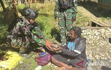 Satgas Yonif 511/DY Bagikan Bapok ke Warga Numbukawi Lanny Jaya, Wujud Kepedulian TNI