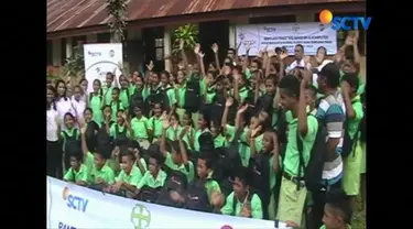 Raut wajah bahagia terpancar dari para pelajar SD dan SMP di Nusa Tenggara Timur, saat mendapat bantuan alat sekolah dari pemirsa SCTV dan Indosiar melalui Yayasan Pundi Amal Peduli Kasih (YPAPK).