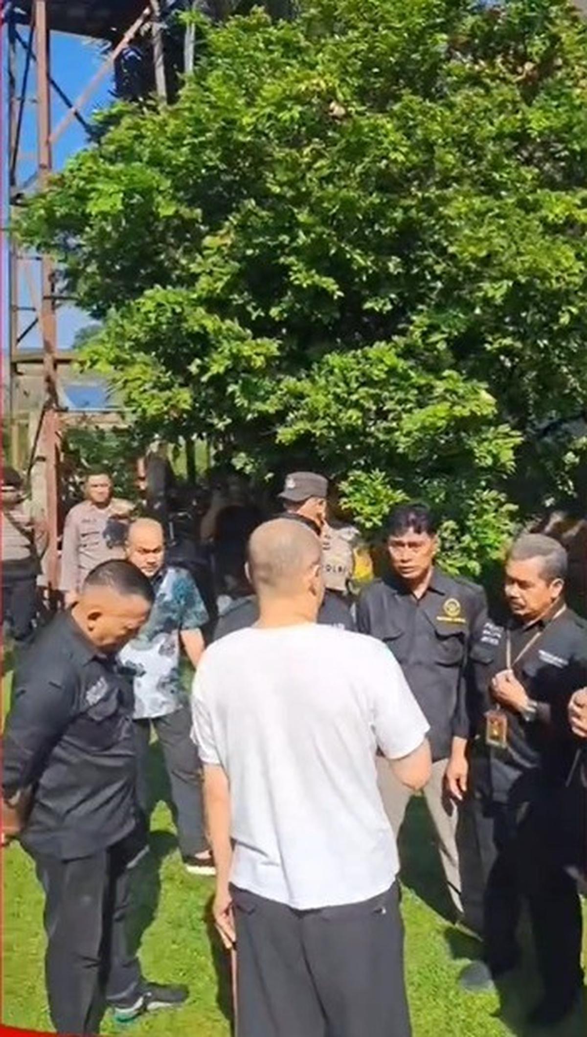 Detik-Detik Pembongkaran Paksa Rumah Atalarik Syach, Suasana Panas dan Tegang Dikepung Puluhan Aparat