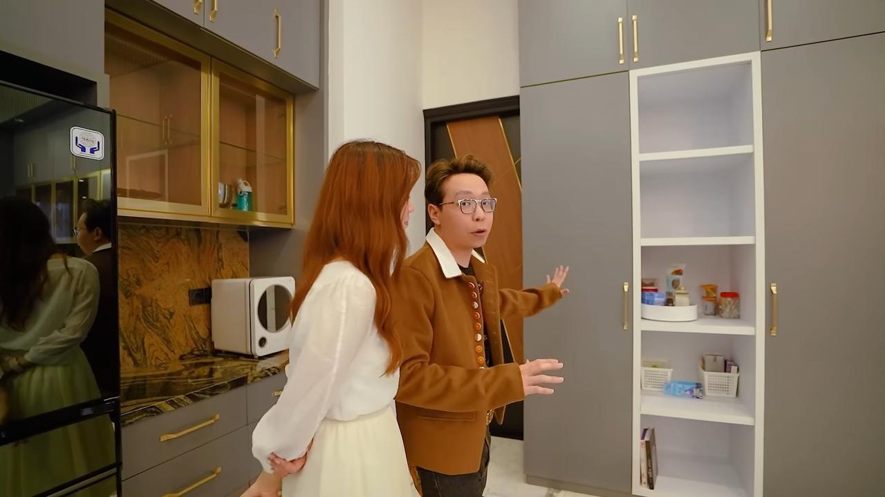 5 Potret Dapur Super Mewah Rumah Dokter Richard Lee, Serba Emas & Ada Kulkas Canggih Termahal di Indonesia
