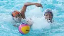 Pemain DKI Jakarta berebut bola dengan pemain Jawa Barat saat final polo air Kejuaraan Aquatik Indonesia Open 2017 di Stadion Akuatik GBK, Jakarta, Jumat (15/12). DKI Jakarta unggul 12-7 dan berhak atas medali emas. (Liputan6.com/Helmi Fithriansyah)