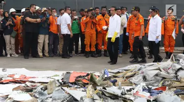 Presiden RI, Joko Widodo (keempat kanan depan) melihat barang yang diduga milik penumpang pesawat Lion Air JT 610 di Pelabuhan JICT 2, Jakarta, Selasa (30/10). Sejumlah barang ditemukan petugas dalam operasi pencarian. (Liputan6.com/Helmi Fithriansyah)