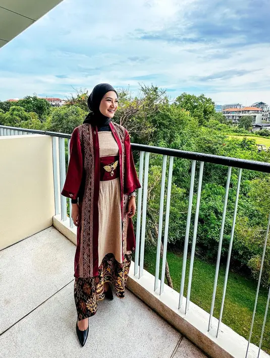 Staf Khusus Presiden Angkie Yudistia turut hadir dalam Welcoming Dinner G20 Summit. Angkie tampil anggun dalam balutan busana layering yang memadukan dress linen dan outer batik berwarna merah. [instagram/angkie.yudistia]